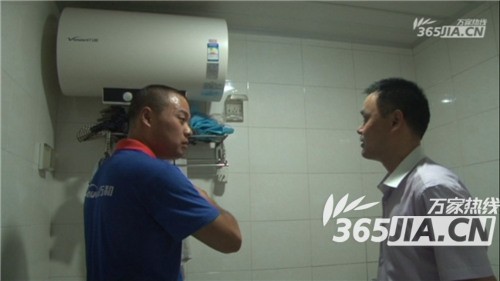 云顶4008游戏官网售后正在为刘师傅讲解电热水器的安全使用规范
